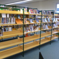 Leere Regale in der Stadtbücherei vor der Renovierung