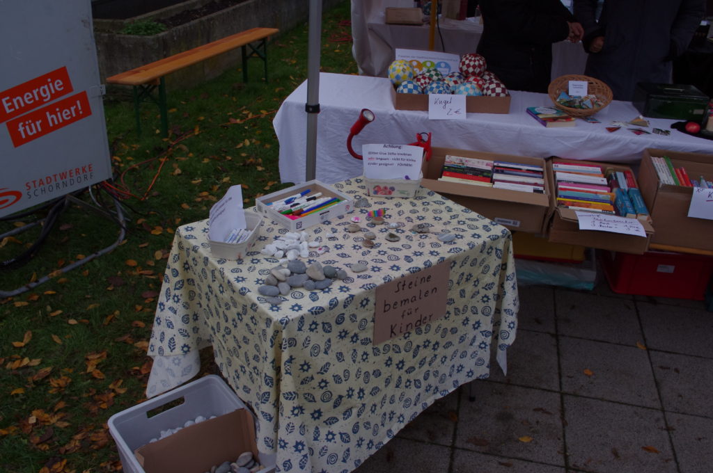 Stand auf dem Weihnachtsmarkt 2016, Steine bemalen