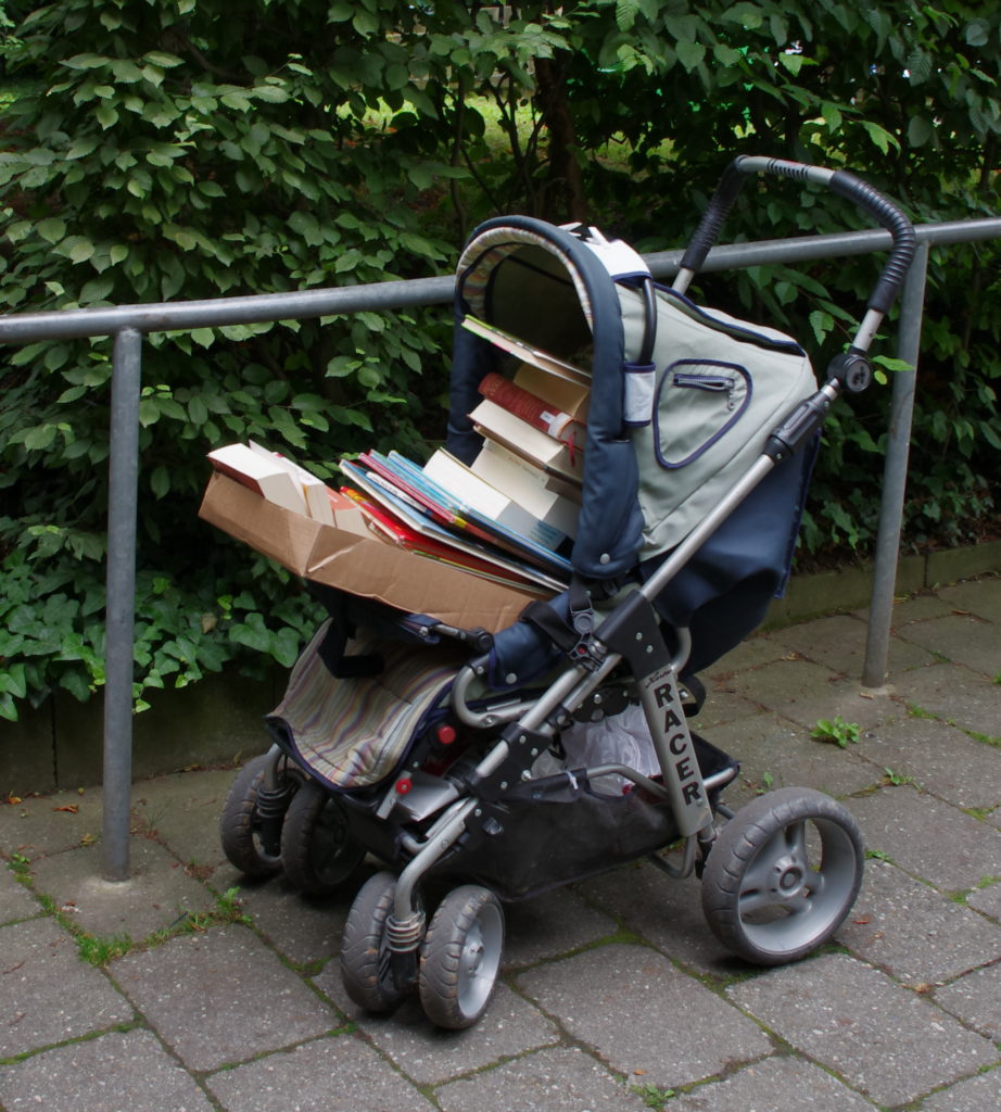 Kinderwagen mit Büchern