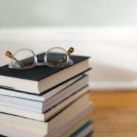 Bücherstapel mit Brille