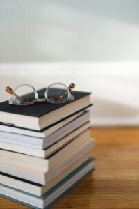 Bücherstapel mit Brille